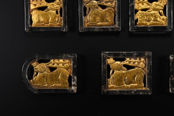 Cascade'sEleven-piece set with square pattern of Han and Rui animals. | 漢 鏨瑞獸紋方形帶銙十一件成套