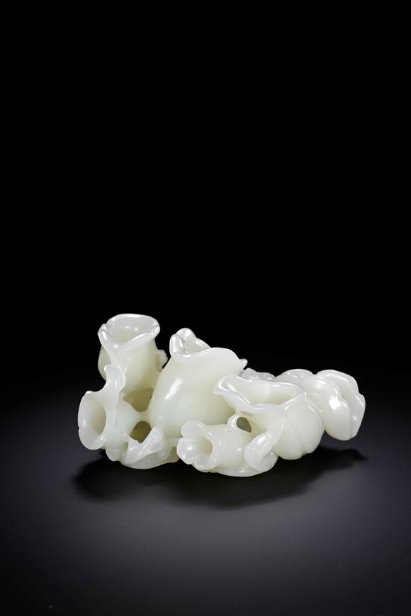 Cascade'sHetian jade morning glory in Qing dynasty. | 清代 和田玉喇叭花。