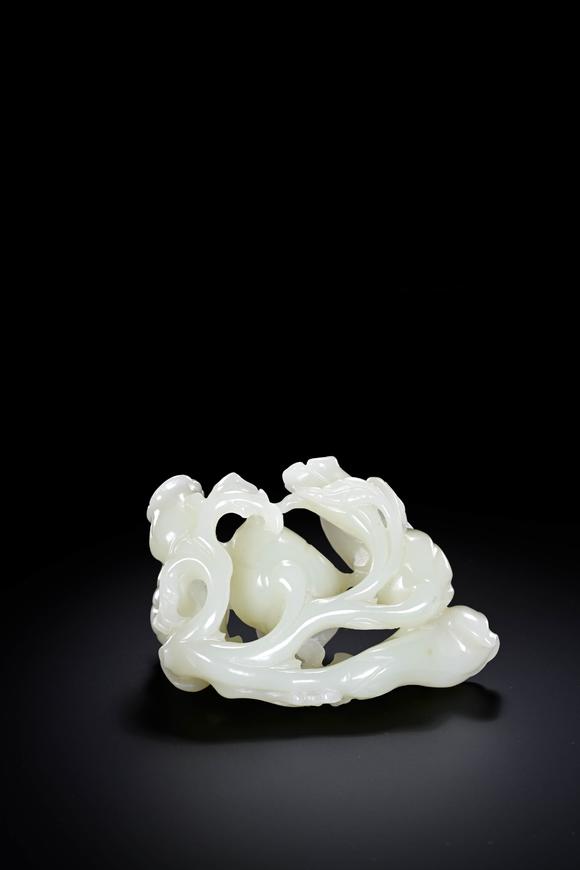 Cascade'sHetian jade morning glory in Qing dynasty. | 清代 和田玉喇叭花。