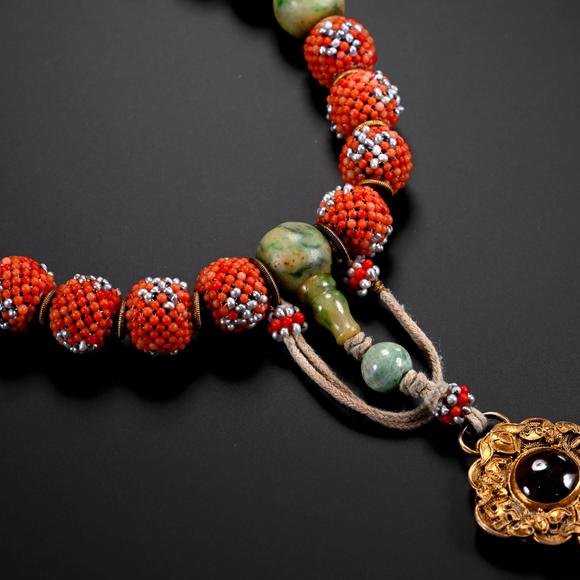 Cascade'sIn the Qing Dynasty, the pearl was gilded with jade and held by eighteen sons. | 清代 米珠鎏金嵌翡翠十八子手持