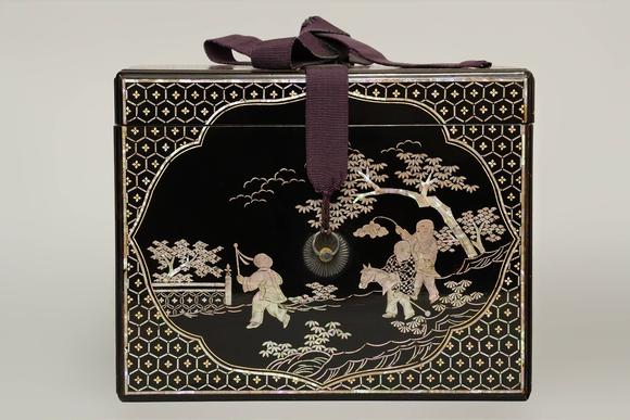 京都祇園會拍賣中國琉球十七世紀(jì) 黑漆嵌金嵌螺鈿人物茶箱 日本桐箱附