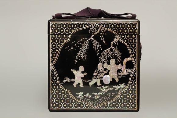 京都祇園會拍賣中國琉球十七世紀(jì) 黑漆嵌金嵌螺鈿人物茶箱 日本桐箱附
