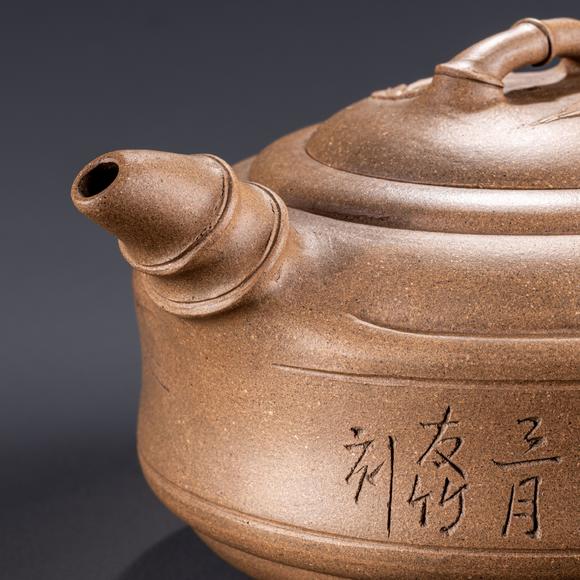 大阪美術(shù)商會(huì)愷大製 友竹刻段泥雙線竹鼓急須