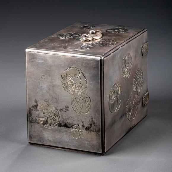 大阪美術(shù)商會(huì)明治時(shí)代 銀質(zhì)團(tuán)花紋首飾箱