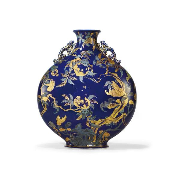 華藝國際清乾隆  藍(lán)地金銀彩寶相花瑞蝠紋燈籠瓶