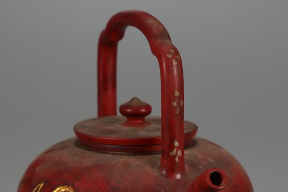東京國(guó)際拍賣明代 陳用卿 漆器描金鳳紋提梁紫砂壺