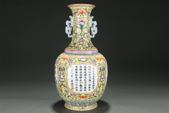 東京國(guó)際拍賣清嘉慶 粉彩花卉開窗詩(shī)文雙耳瓶