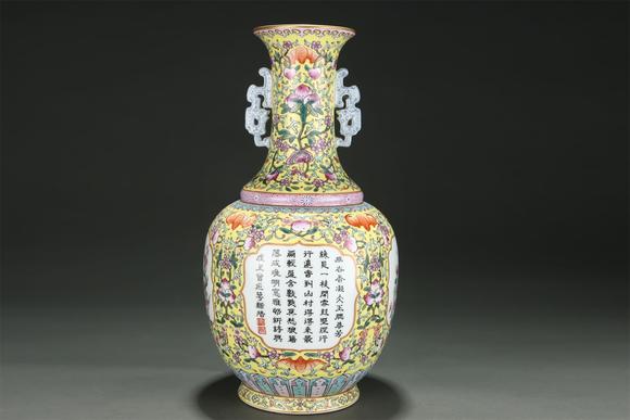 東京國(guó)際拍賣清嘉慶 粉彩花卉開窗詩(shī)文雙耳瓶