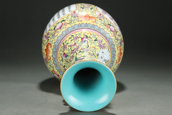 東京國(guó)際拍賣清嘉慶 粉彩花卉開窗詩(shī)文雙耳瓶