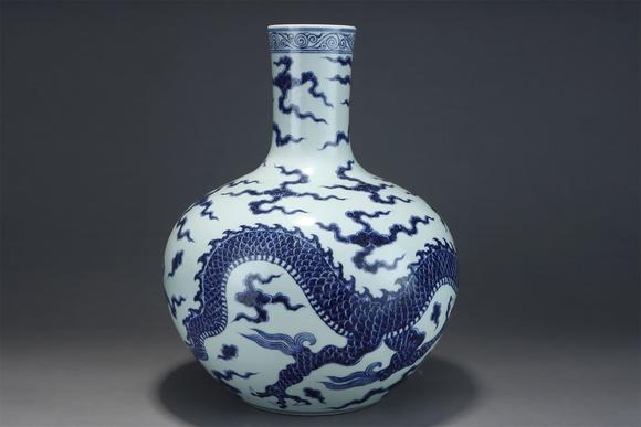 東京國際拍賣明代 青花龍紋天球瓶