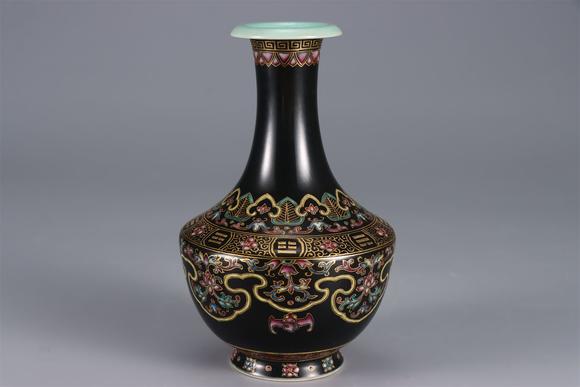 東京國(guó)際拍賣清乾隆 烏金釉粉彩如意八卦瓶