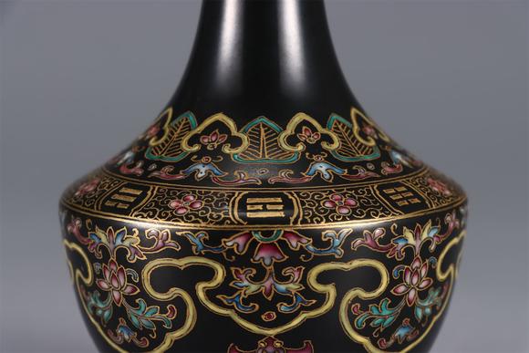 東京國(guó)際拍賣清乾隆 烏金釉粉彩如意八卦瓶