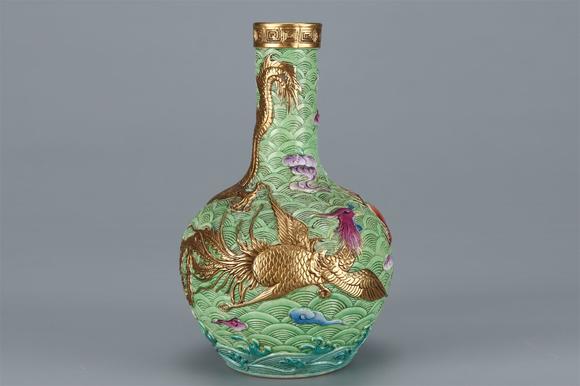 東京國(guó)際拍賣(mài)清雍正 粉彩描金龍鳳天球瓶