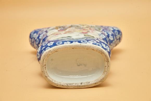 東京國(guó)際拍賣清光緒 青花粉彩刀馬人蝴蝶瓶