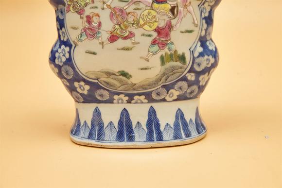 東京國(guó)際拍賣清光緒 青花粉彩刀馬人蝴蝶瓶