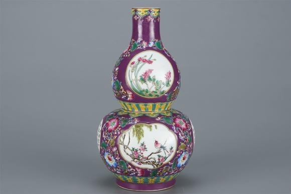 東京國際拍賣清乾隆 茄皮紫釉粉彩開窗花鳥紋葫蘆瓶