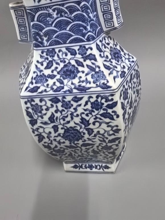 東京國際拍賣清乾隆 青花纏枝花卉紋六方貫耳瓶