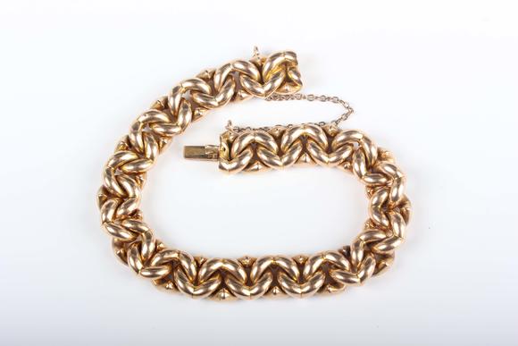 TooveysA gold fancy curblink bracelet on a snap clasp, detailed ‘15’, weight 32.8g, length 19.5cm.