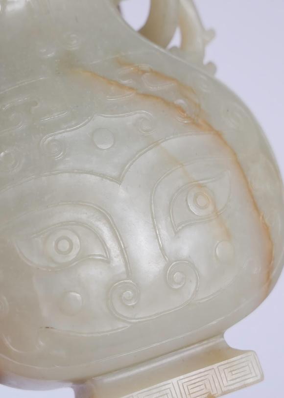 北京嘉翰白玉饕餮紋提梁瓶
