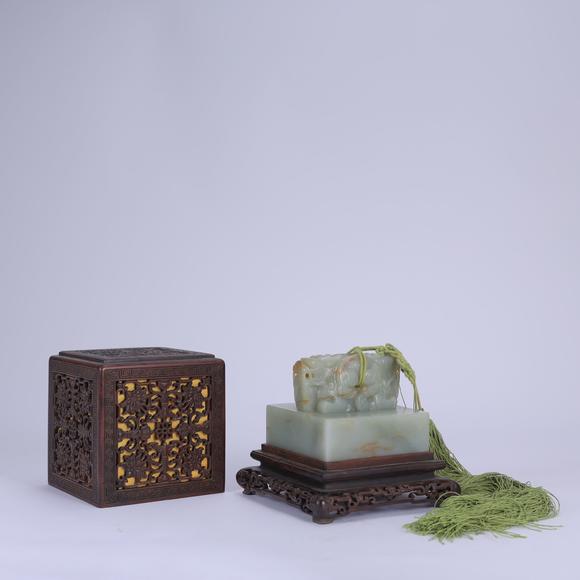 北京嘉翰白玉龍鈕璽（帶紫檀盒）