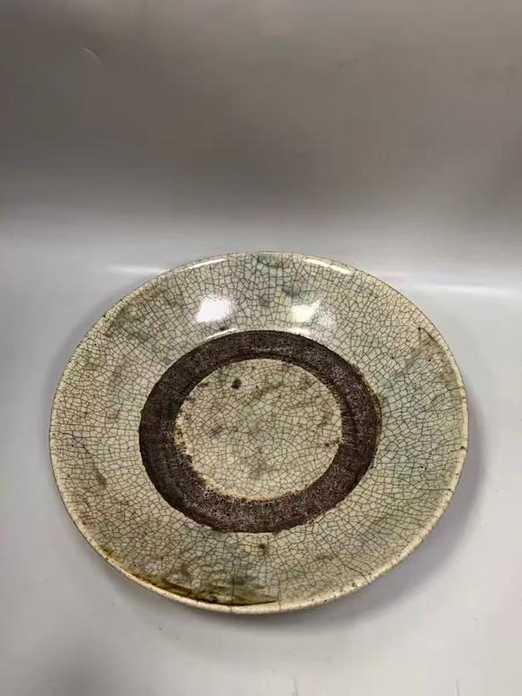 山東瑞蚨興拍賣(mài)清代 哥釉大盤(pán) 直徑約18.5厘米，高約3.5厘米
