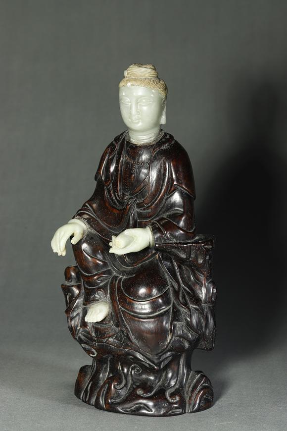 誠璽拍賣清代 紫檀嵌白玉自在觀音造像