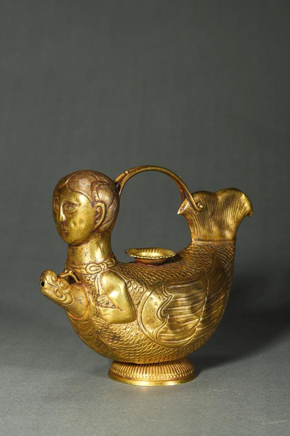 誠(chéng)璽拍賣(mài)明代 金鏨刻魚(yú)身人面壺