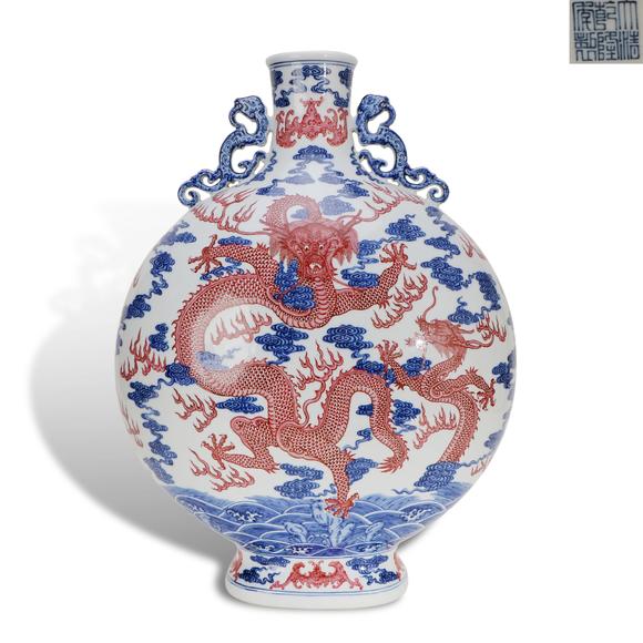 鐮倉(cāng)美術(shù)清乾隆 青花胭脂紅蒼龍教子紋雙螭耳抱月瓶