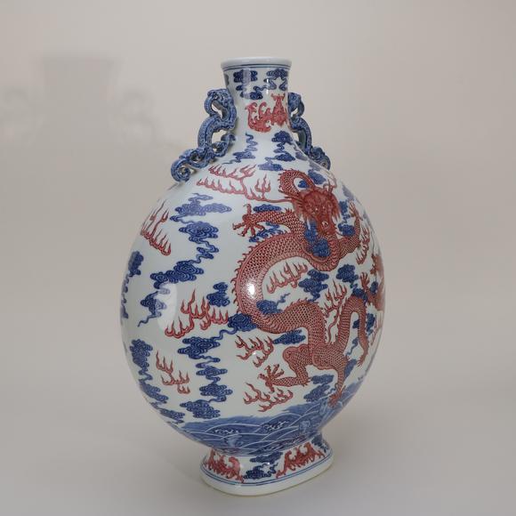 鐮倉(cāng)美術(shù)清乾隆 青花胭脂紅蒼龍教子紋雙螭耳抱月瓶