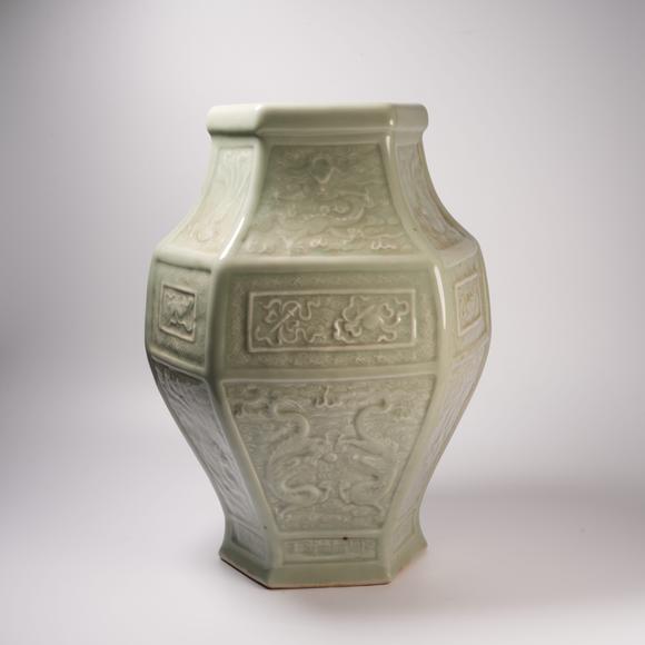 千美會(huì)龍泉青瓷雲(yún)龍紋六棱罐