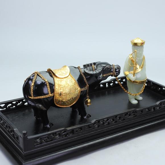 東京蕓術(shù)遼代胡人牽牛一組擺件材質(zhì):和田青玉，和田玉山料