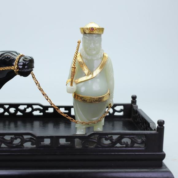 東京蕓術(shù)遼代胡人牽牛一組擺件材質(zhì):和田青玉，和田玉山料