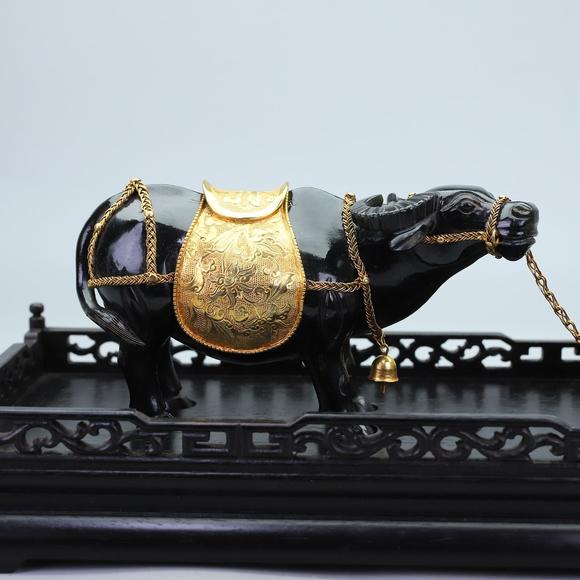 東京蕓術(shù)遼代胡人牽牛一組擺件材質(zhì):和田青玉，和田玉山料