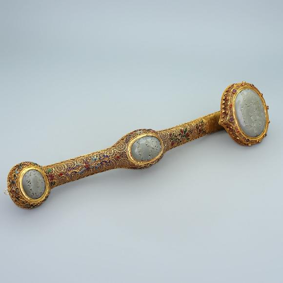東京蕓術(shù)寶物箱子一套內(nèi)有和掐絲鑲嵌和田玉如意，筆洗，筆架，青玉鑲嵌和田玉鎮(zhèn)紙