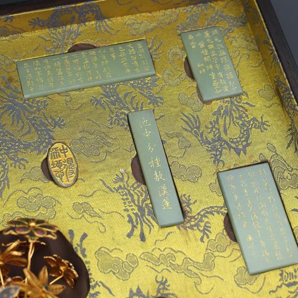 東京蕓術(shù)和田玉包金鑲嵌套裝箱清和田玉永蓮花詩(shī)文花瓶一組玉質(zhì)細(xì)膩，品相完整