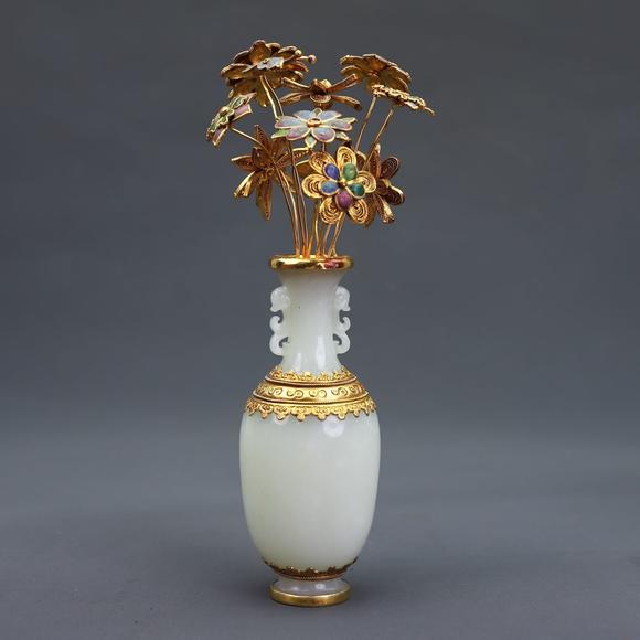 東京蕓術(shù)和田玉包金鑲嵌套裝箱清和田玉永蓮花詩(shī)文花瓶一組玉質(zhì)細(xì)膩，品相完整