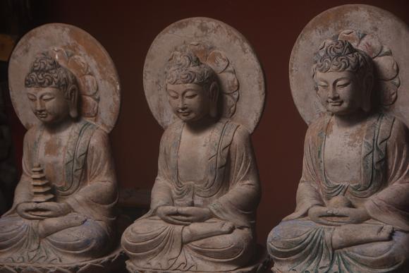 東京蕓術(shù)清早期做工～老青石手工雕刻【三寶佛】