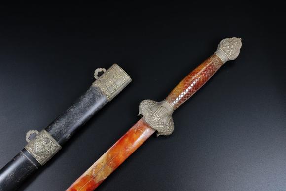 東京蕓術(shù)舊藏和田玉劍帶翹