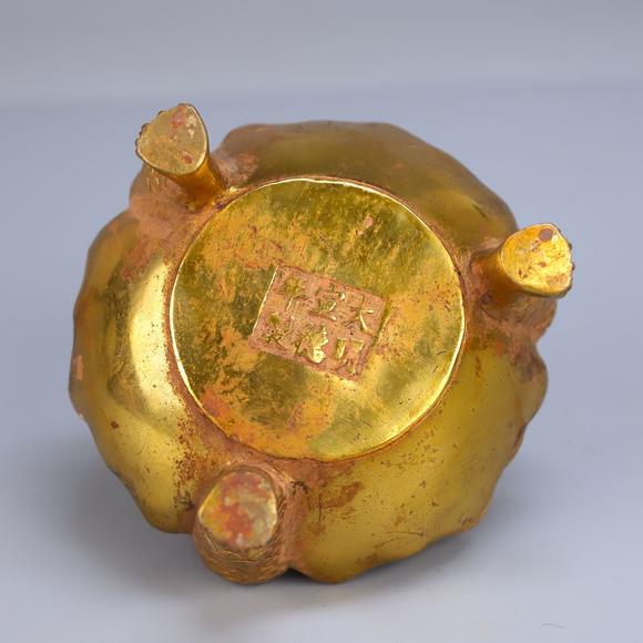 東京蕓術(shù)銅鍍金金蟾熏爐擺件