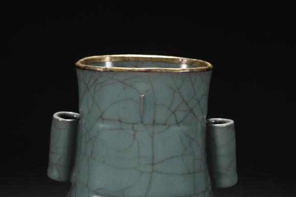 東京蕓術(shù)舊藏宋代官窯青釉（乾隆御題）鑲金扣出筋弦紋貫耳瓶