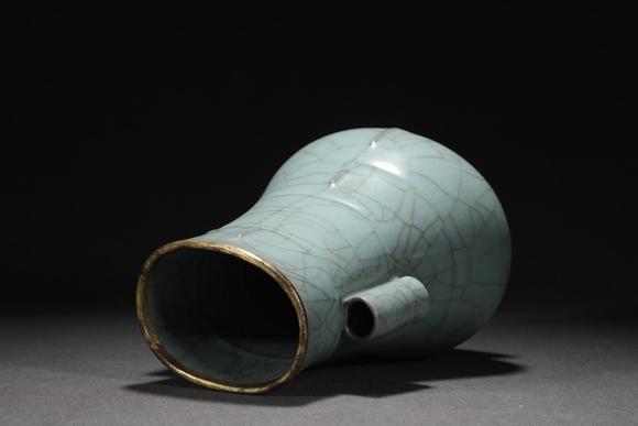 東京蕓術(shù)舊藏宋代官窯青釉（乾隆御題）鑲金扣出筋弦紋貫耳瓶