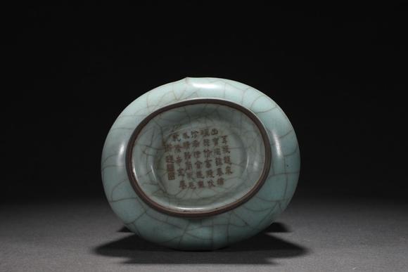 東京蕓術(shù)舊藏宋代官窯青釉（乾隆御題）鑲金扣出筋弦紋貫耳瓶