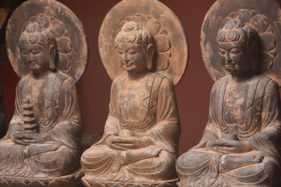 東京蕓術(shù)清早期做工～老青石手工雕刻【三寶佛】