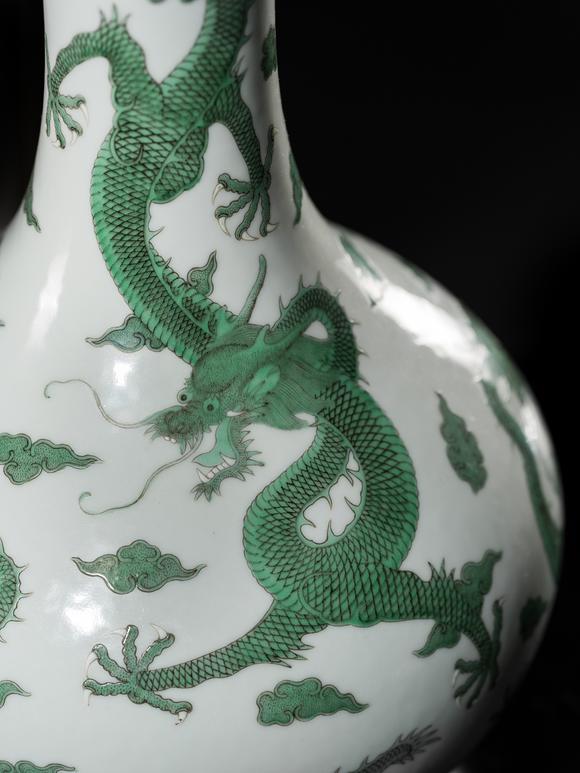 Galerie ZackeAN EXCEPTIONALLY RARE IMPERIAL ‘FIVE DRAGONS' BOTTLE VASE, DAOGUANG MARK AND PERIOD