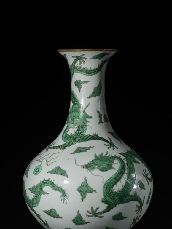 Galerie ZackeAN EXCEPTIONALLY RARE IMPERIAL ‘FIVE DRAGONS' BOTTLE VASE, DAOGUANG MARK AND PERIOD