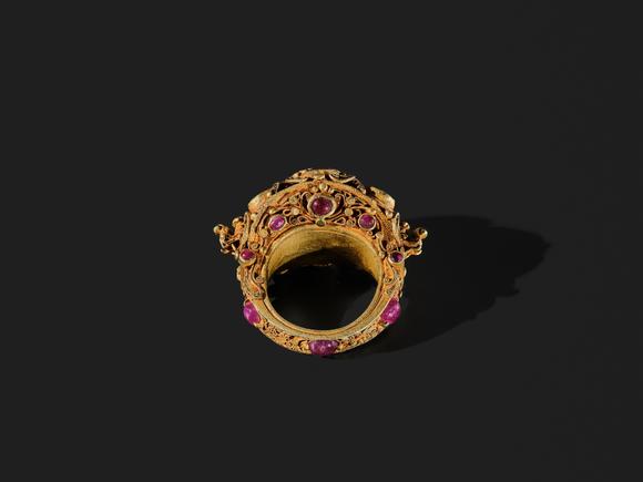 Galerie ZackeA GEMSTONE INLAID GOLD RING, THAILAND, AYUTTHAYA PERIOD, 17TH-18TH CENTURY