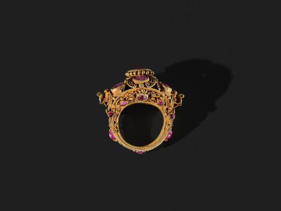 Galerie ZackeA GEMSTONE INLAID GOLD RING, THAILAND, AYUTTHAYA PERIOD, 17TH-18TH CENTURY
