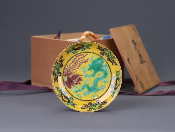 You Need清代乾隆 黃地素三彩龍鳳紋盤 