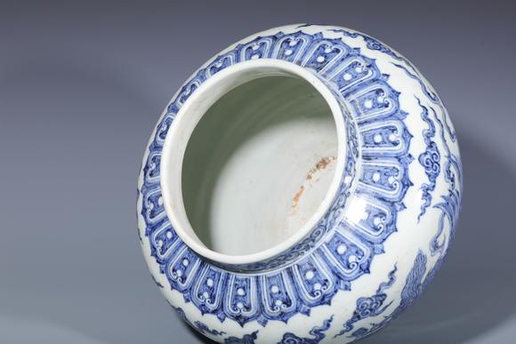 SEAVIEW AUCTIONS PTY LTD Fine Chinese antique 14th - 17th century blue and white jar