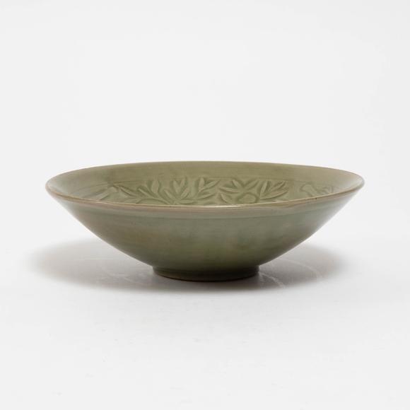 Waddington'sA Carved Yaozhou Celadon 'Double-Ghost' Bowl, Jin Dynasty (1115-1234), 金 耀州青釉'雙鬼獻(xiàn)寶'碗